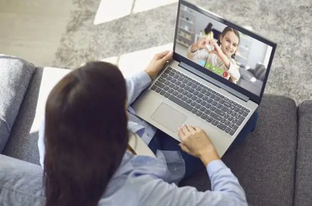 A mother talks with her daughter through the means of technology