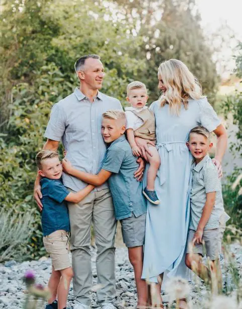 A family of six embraces each other as they are photographed by Kristi Alyse